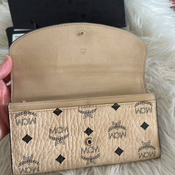 Beautiful MCM wallet - Picture 2 of 5